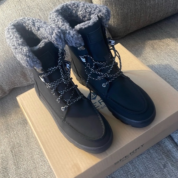 Sperry Shoes - 🎁$15 free item with purchase Sperry Juneau Lace up  8.5 Boots!!!